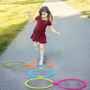 Jeu de Marelle avec Cerceaux & Anneaux Multicolores - 3A+